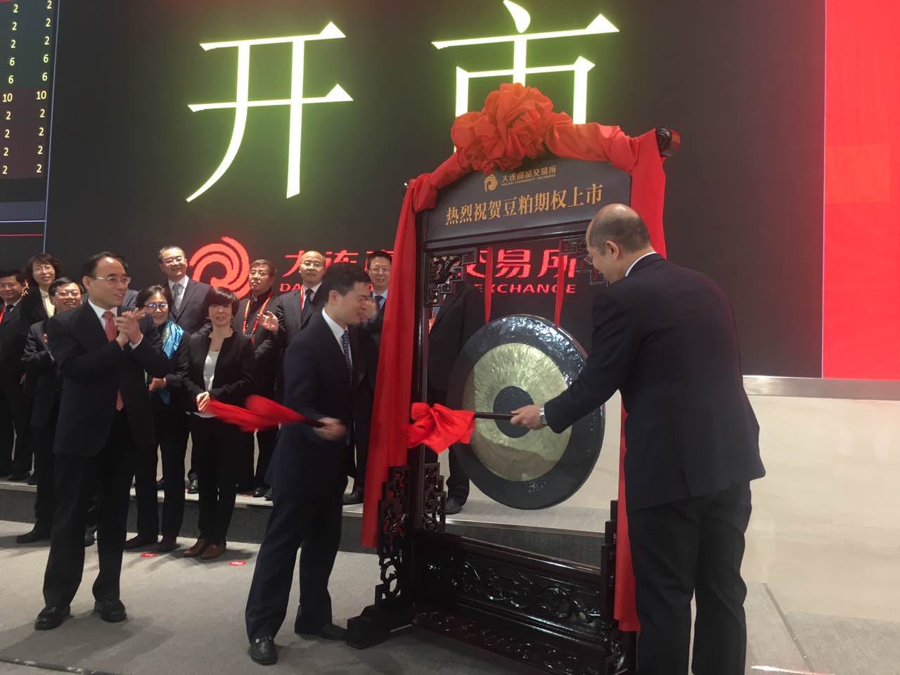 豆粕期权合约交易_中国首个商品期权上市_白糖期权上市时间